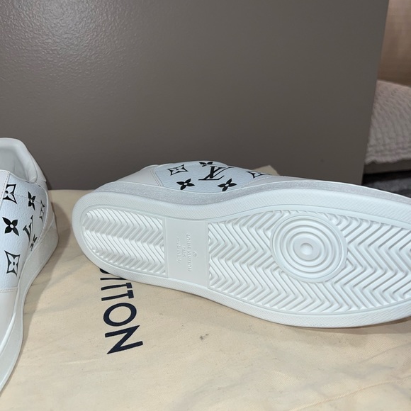 Authentic Louis Vuitton sneakers - Picture 3 of 11